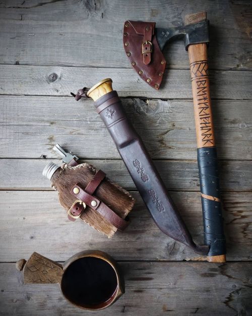 Kilifli ve kilifsiz #custommade #leathercraft #bushcraft #axe #hatchet #leuku #flask #kuksa #coffee 