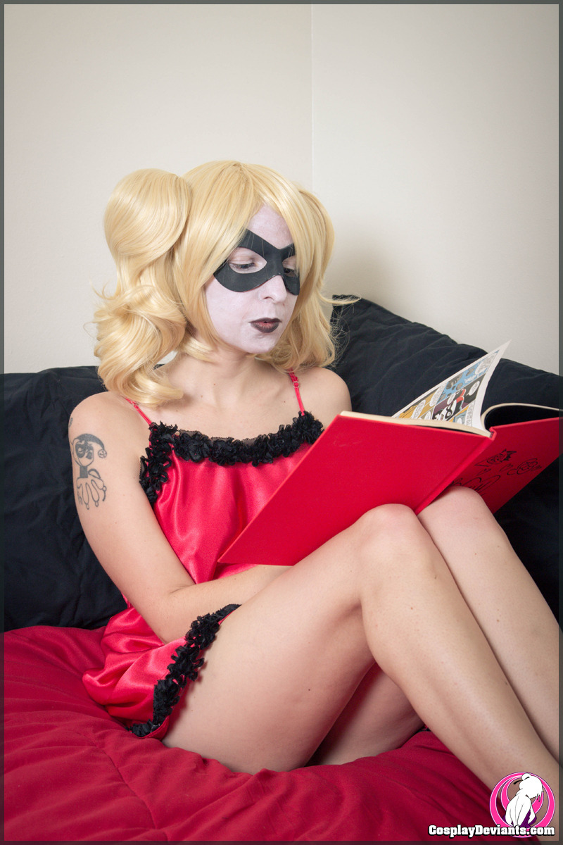 the-dark-joker-chronicle:  Harley on her off day    Sexy Cosplay and Geek things