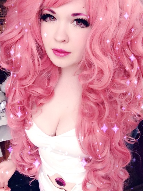 psychedelicpaprika:  Still have a few more things to do to this wig to make it even bigger but im excited to be rose quartz !!  <3