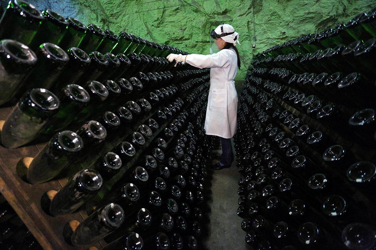 CAVA PROFUNDA. En el fondo de una enorme y antigua mina, a tan sólo unos kilómetros de la línea del frente, cientos de miles de botellas de vino espumoso aguardan en un laberinto de túneles y bodegas, en Ucrania. Es un refugio antibombas de 25...