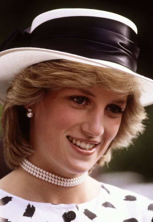 dianaspot:For an April 1983 garden party in Auckland, New Zealand, Diana proved black and white is a