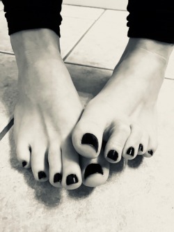 kissabletoes:  Dark and sexy 🖤