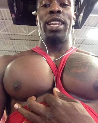 so-dayi-trillerz:darkmen101:Precious People@Trillerz.newtumbl.com   Great, sexy hot chest! Hope he’s connected!