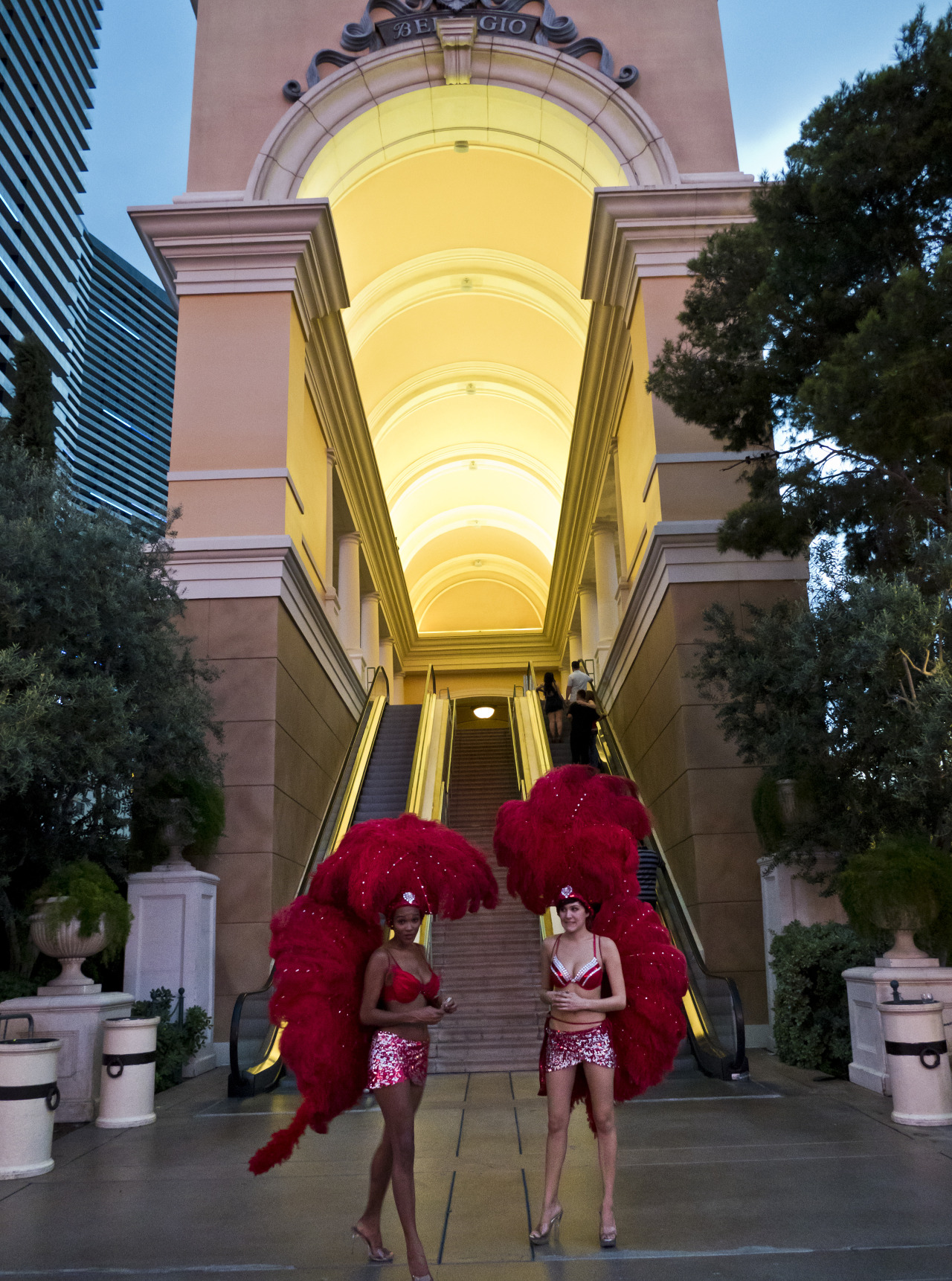 vegasimages:  Showgirls on the Vegas Strip