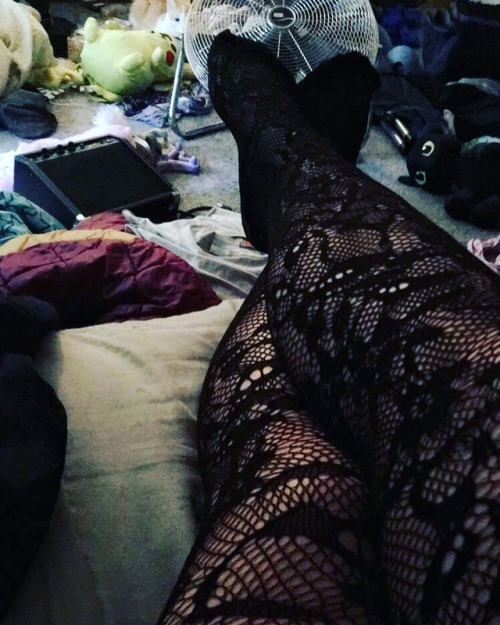 ibelongtodaddyy: Every single person who reblogs picture of me in the next 24 hours will get a nude 