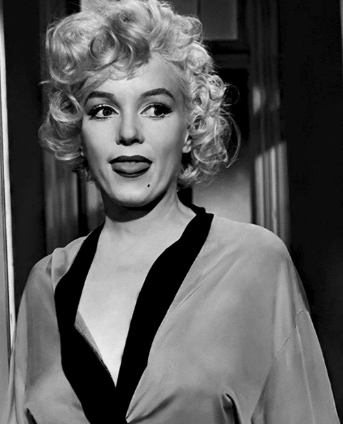 infinitemarilynmonroe:Marilyn Monroe on the set of Some Like It Hot, 1958