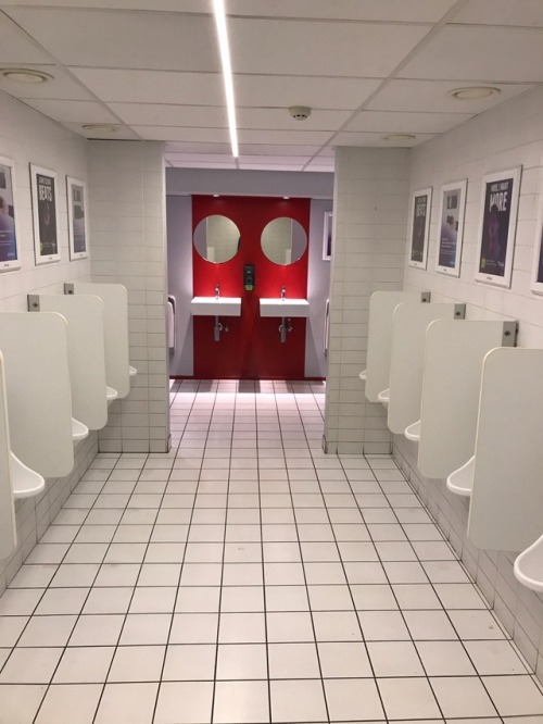 I was finally able to take some pictures of the toilets at kinepolis Brussels. This place is always