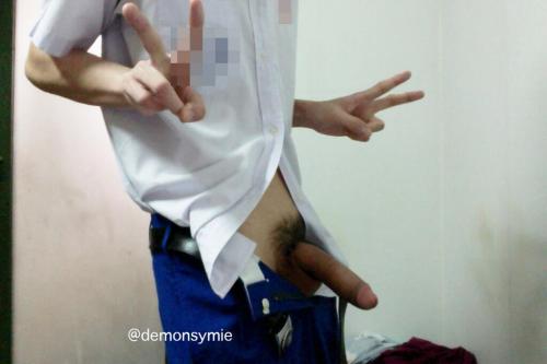 6sg: hornyboycum94: passby-sg: teeyakdon: Thai student with a big dick … He’s 19 y/o … ^_^ Passb