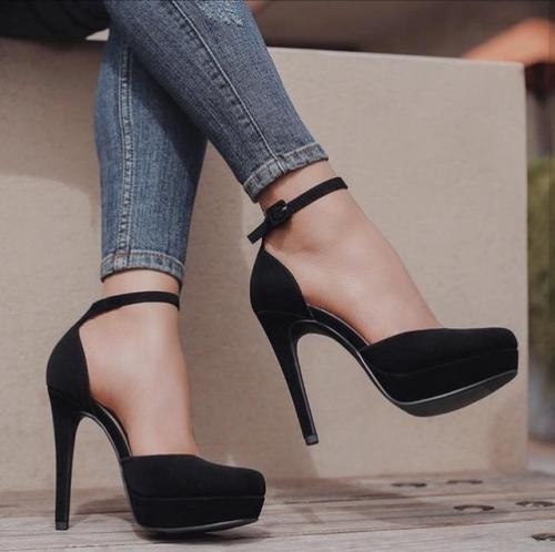 kenjibound: hardonebattle:kenjibound:highheels-passion: I love shoes that show a lot of the feet str