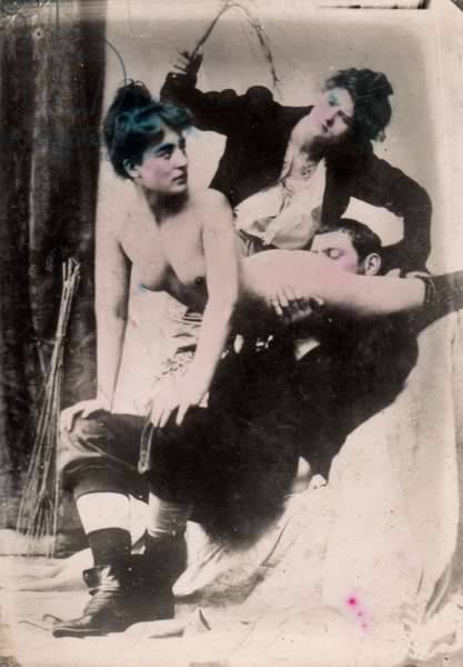 lilit69:prostituee avec un client se faisant fouetter par une autre prostituee, c. 1900