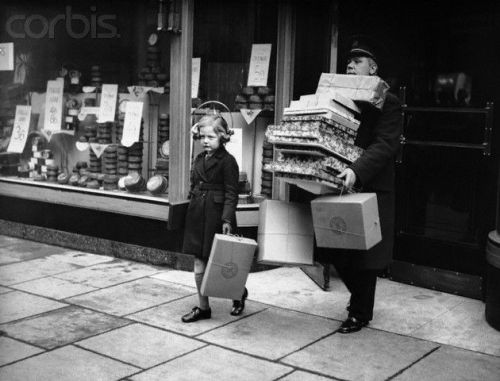 vintageeveryday: Christmas time – stunning vintage photos show Christmas shopping in New York 