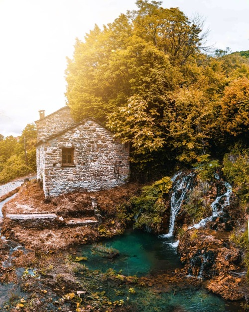 Shining Autumn | Christos Vasileiou (@takis_vsl) via Instagram.Location: Tristeno, East Zagori, Ioan