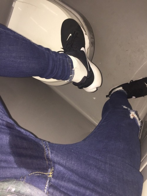 skinnyfotze: scallylad25:  trainersnifferscally: Me pissin myself on the national express! Dirty cun