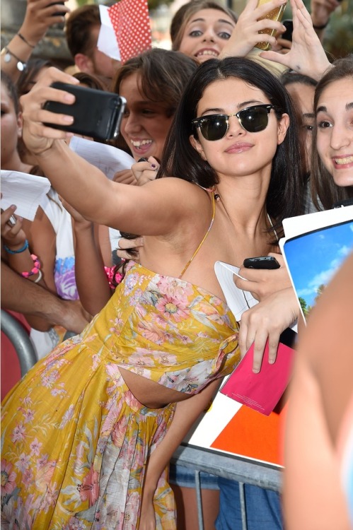 rahsia-ketiak-perempuan-melayu: celebrityarmpit:Selena Gomez cer zoom kat ketiak dia … (via Tumbling