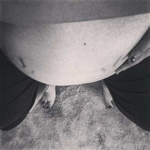 #38weeks #9months #preggo #pregnant #pregnancy #baby #babybelly #pregnantbelly #barebelly #squats #i