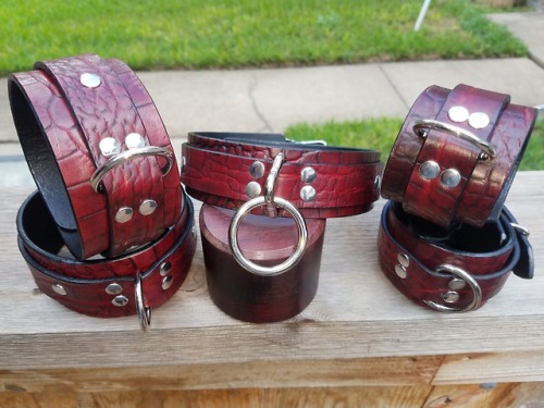 dominionleathershop: Just finished a set (Ankle Cuffs, Wrist Cuffs, and Apollo Collar) in a Black/Sc