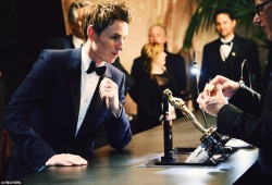 shesalittleobsessed:Eddie Redmayne watching his name being engraved on his Best Actor Oscar statue