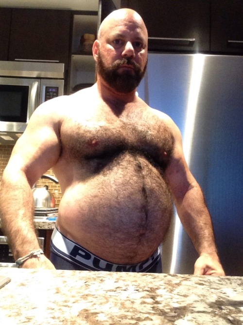 cool-damsmuscle:  After a belly beer stuffing 24 cans of beer !