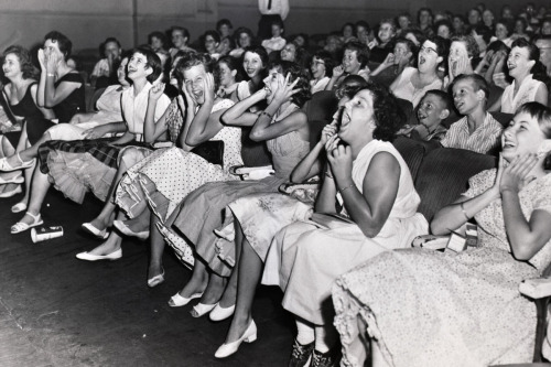 musicbabes:  Concert d’Elvis Presley, 1957. 