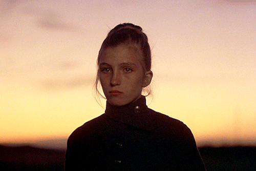 lesbianheistmovie:    The sun looks ghostly when there’s a mist on a river and everything’s quiet.Days of Heaven (1978) dir. Terrence Malick