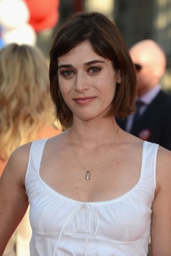 realcelebritynudes:  Lizzy Caplan - Masters