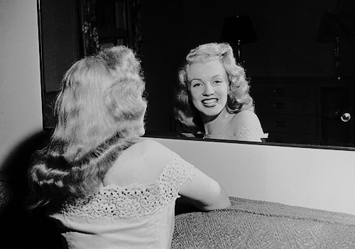 Porn beauvelvet:  Marilyn Monroe on a promotional photos