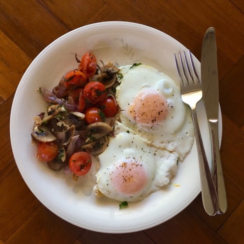 Fried eggs with cherry tomatoes, red onion, mushrooms + fresh herbs