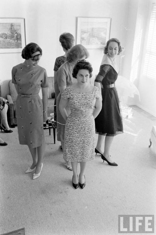 Party game at the bridal shower(Leonard McCombe. 1960)