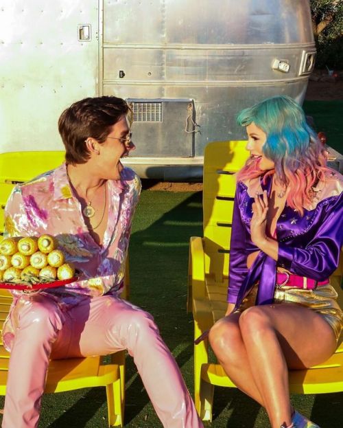 bananaofswifts: antoni : Pic 1: “Basking in the sun w a tray of buttered corn.” Pic