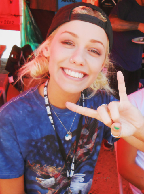 lipstick-lesbian:  ♀♡♀ 