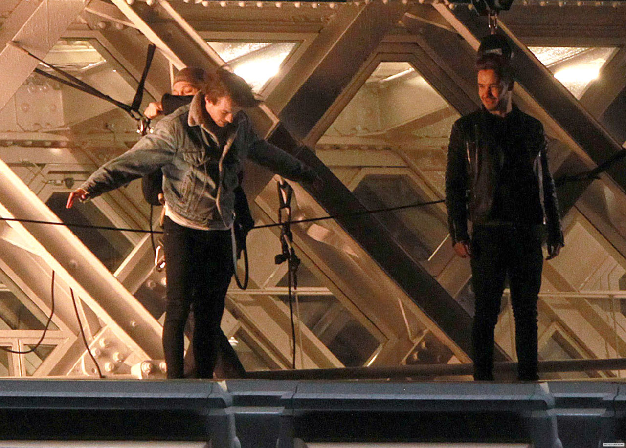onedhqcentral-blog:  One Direction filming their new music video on Tower Bridge