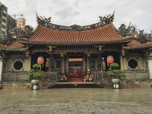 Longshan Temple was badly damaged during WWII when Americans bombed the temple because they suspecte