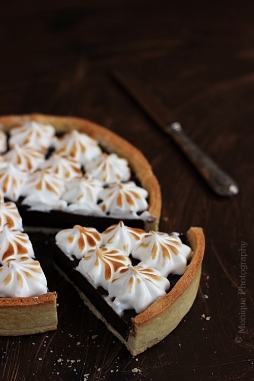 sweetoothgirl:  Tarte au Chocolat Meringuée  