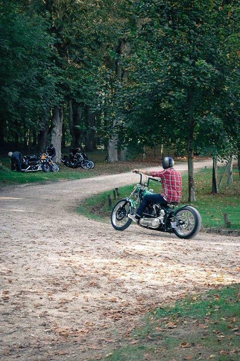 elegant-apparatus:  Elegant-Apparatus test riding “Esperanza” by Galz Motorcycles