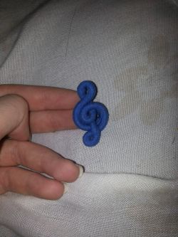 chebbienicole:  friedloki:  I took my rubber band out of my hair and it formed a perfect treble clef.  I cannot reblog this enough 
