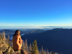 mamabearearthquake:Our only New Years resolution was to adventure ever week. Today we hiked up 4300 feet naked. The most freeing feeling in the entire world.