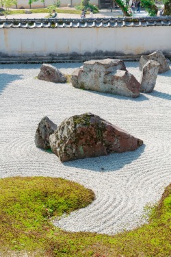 sazanami-ayame:山口市・常栄寺。もう一つの庭。 枯山水、好きなんだけど、どこから写真を撮るのがいちばんしっくりくるのかいつも迷う。 ベストポジションを探しながら眺めるのは、それはそれで楽しいのだけれど…。