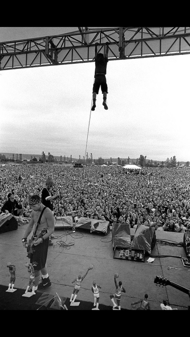 thegreathrabosky:
“ Pearl Jam 1992 at Drop In the Park
”