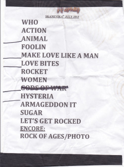 Oh by the way I got the setlist!! yay (Thats most likely their footprints ;p)