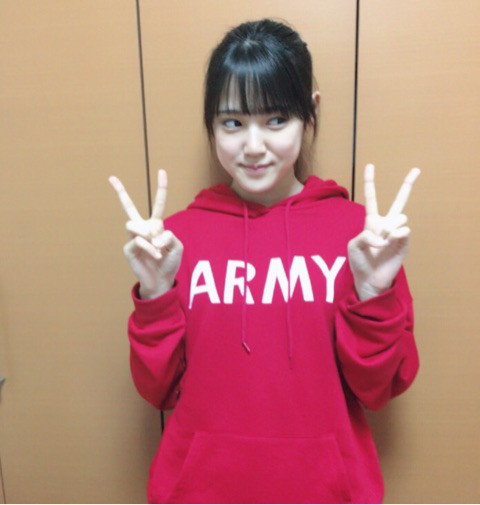 4月14日 桜散る中 小関舞｜カントリー・ガールズオフィシャルブログ Powered by Ameba