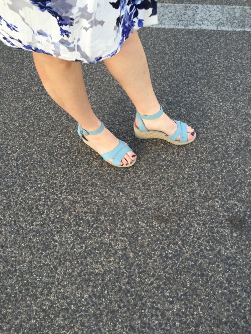 storyofaustraliancuck:  Wifey in wedges. Earlier this afternoon I can on her feet this is where cuck