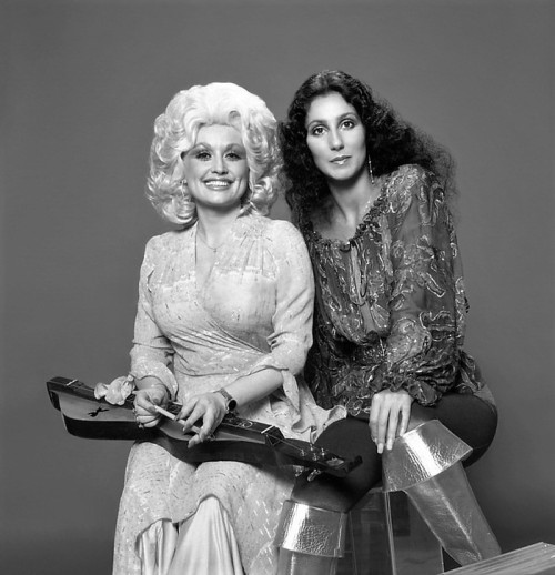 twixnmix:Dolly Parton and Cher photographed Harry Langdon, 1978.