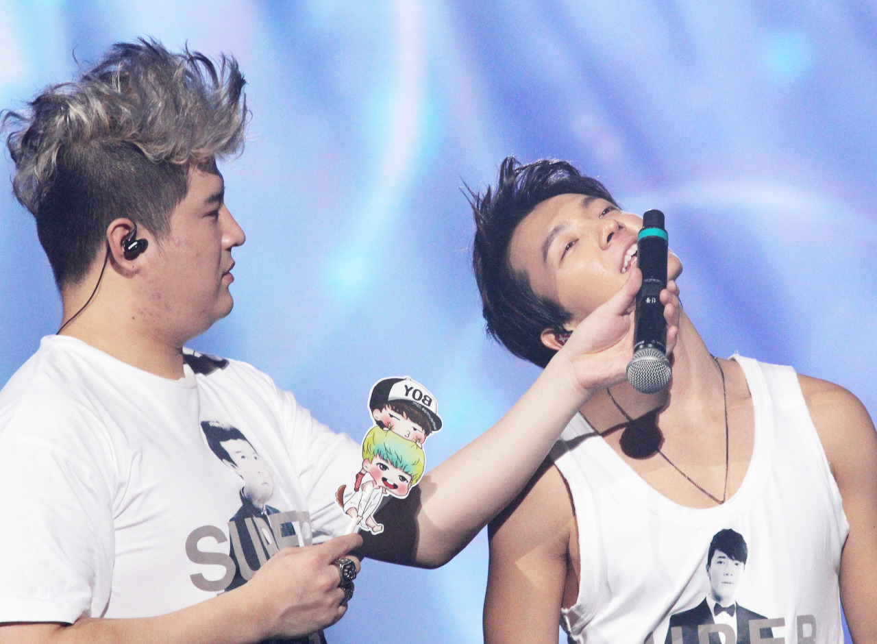 rurouneko:  130914 SS5 Guangzhou - Shindong pressing mic to Hae’s nose XD  [pls