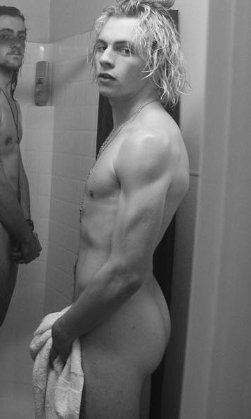 famousmalenude:Ross Lynch