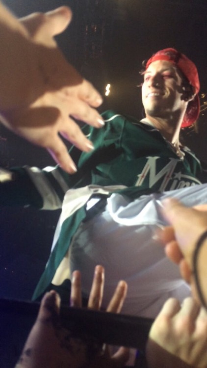 auroraldan:look at This . can u believe this. he Did That.