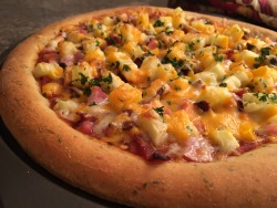 clubfoody: HAWAI`IAN HAM BACON PIZZA - This Hawaiian pizza has a delicious combination of sweet, smoky and salty with a hint of spice… simply fantastic! http://clubfoody.com 