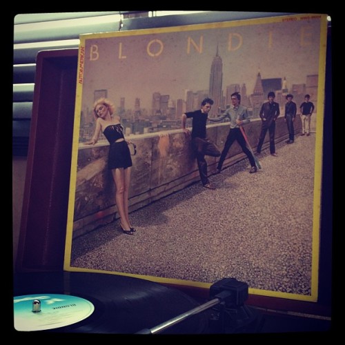 igaoaka:  ネオキニ #キイテイルオンガクハコレ♫ #nowplaying #vinyl  #Blondie 