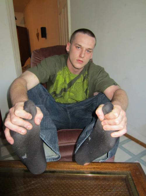 sniffingsocks:  I HEARD YOU LOVE TO SMELL RANK SOCKS DUDE… IS IT TRUE? 