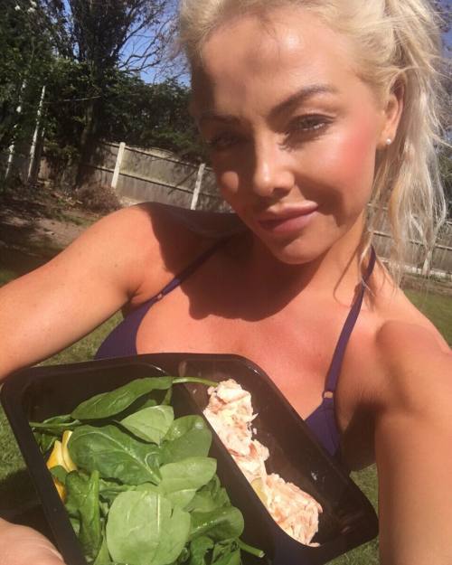 Sitting out in this lovely ☀️☀️☀️and haven that good fuel from the best @fitfueluk my sponsors keeping me going strong 💪🏼 #fitfueluk salmon spinach asparagus meal 2 😝 #fuelled #prepped #ontrack #gainz #goals by fitbyfiona