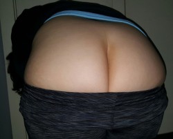 hotdirtymilfsara:  Reblog if you would kiss my ass 💋